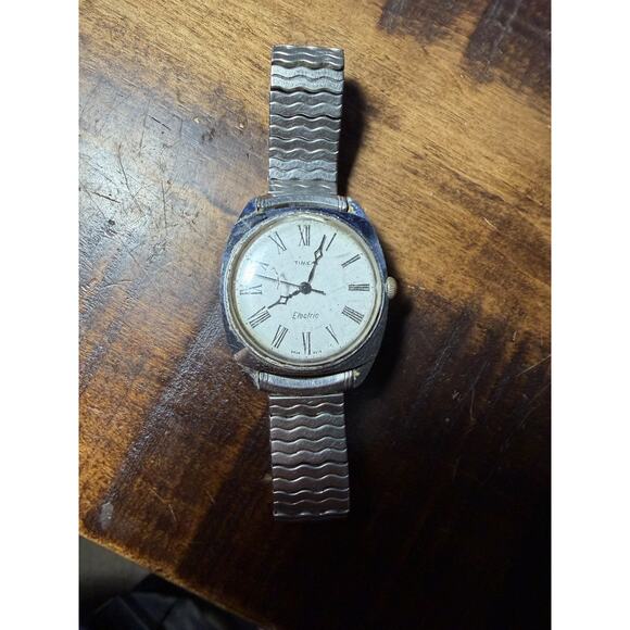 Vintage Timex Electric Men\'s Silver-Tone Wristwatch Roman Dial Expansion Band